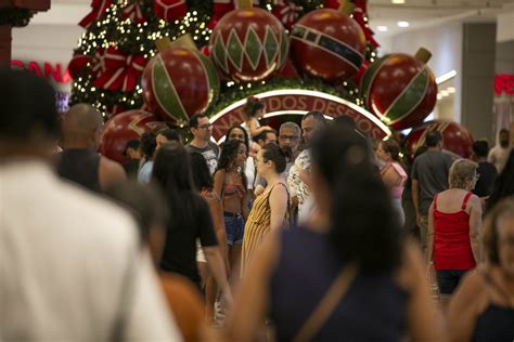 Intenção de consumo das famílias tem a primeira queda em dois anos