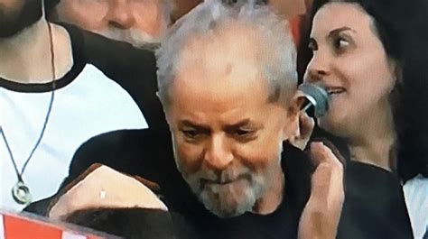 Not Cias Em Primeira M O Lula Deixa A Pris O Em Curitiba