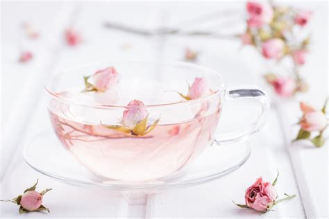 5 Fabulous Reasons You Should Be Making And Drinking Rose Water