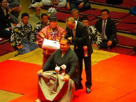 鶴竜 断髪式 鋏を入れた人々 元横綱：若乃花・朝青龍・日馬富士・稀勢の里 現役横綱：照ノ富士 霧島・正代・玉鷲 錣山親方 鶴竜の父