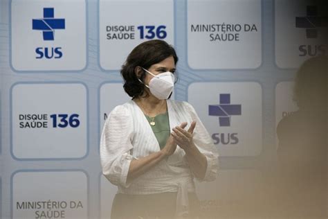 Antes do discurso ministra da Saúde defende vacinação contra a Covid