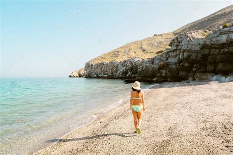 Vista A Rea De La Mujer Turista En Bikini Caminar En La Playa De Arena Blanca Solo En El Golfo