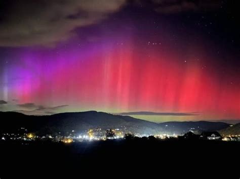 Aurora Boreale In Italia Raro Fenomeno Celeste Illumina Il Cielo Notturno