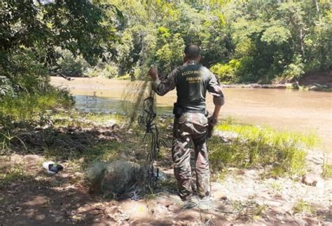 Pescadores são surpreendidos e petrecho proibido são apreendidos pela