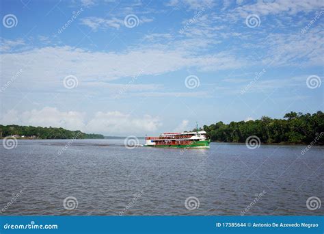 Boot Im Amazonas Fluss Stockfoto Bild Von Gras Wolken 17385644