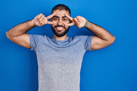 Homme Du Moyen Orient Avec Barbe Debout Sur Fond Bleu Faisant Le