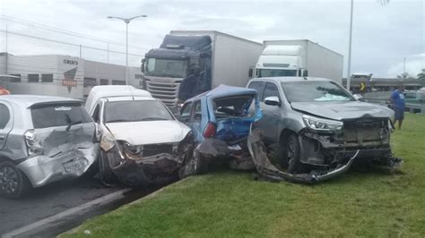 Acidente Entre Carreta E Quatro Ve Culos Tumultua Carapina Es Hoje