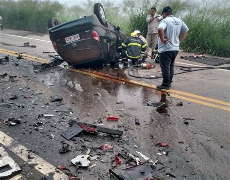 Cinco pessoas morrem em acidente dois carros no Espírito Santo