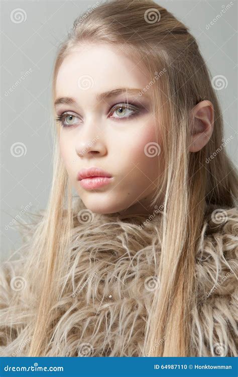 Retrato De Una Muchacha Hermosa Del Adolescente Con El Pelo Largo Foto De Archivo Imagen De