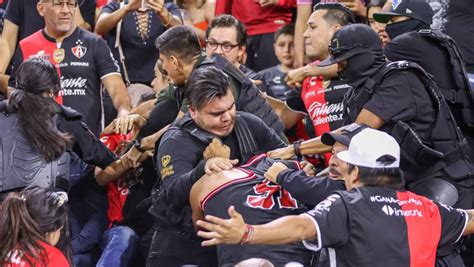 Violencia Mancha El Atlas Vs Sporting De Gijón En El Estadio Jalisco