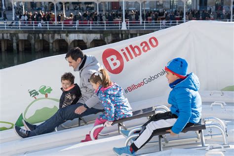 M S De Personas Disfrutan De La Pista Y El Tobog N De Hielo