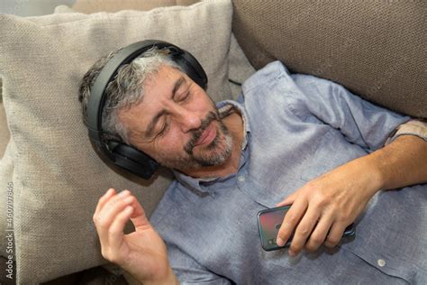 un homme d âge mûr 50 ans fait la sieste dans son canapé gris en