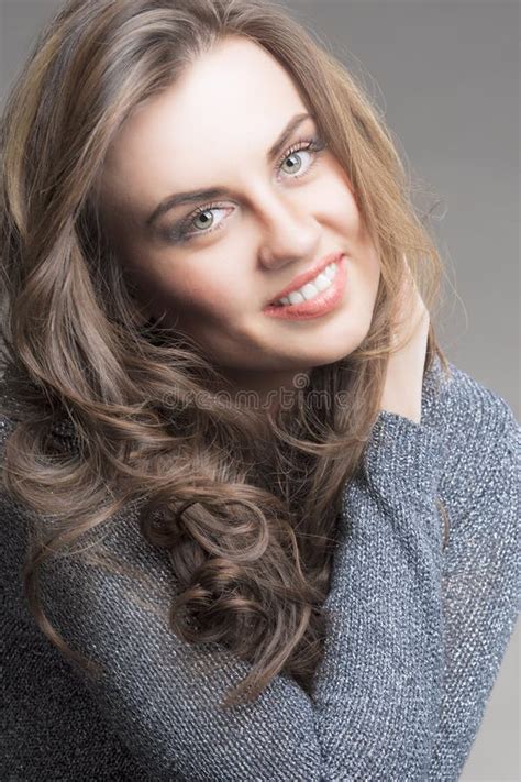 Verticale D Une Jeune Femme De Caucasien De Brunette Image Stock Image Du Cheveu Studio