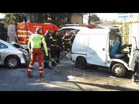 Vittuone Auto Salta Lo Stop E Centra Un Furgone