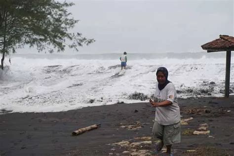 Gelombang Tinggi Pantai Selatan Ombak Capai Meter Kulonprogo