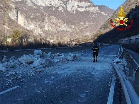 Frana In Valsugana Enorme Masso Finisce In Strada E Sulla Ferrovia