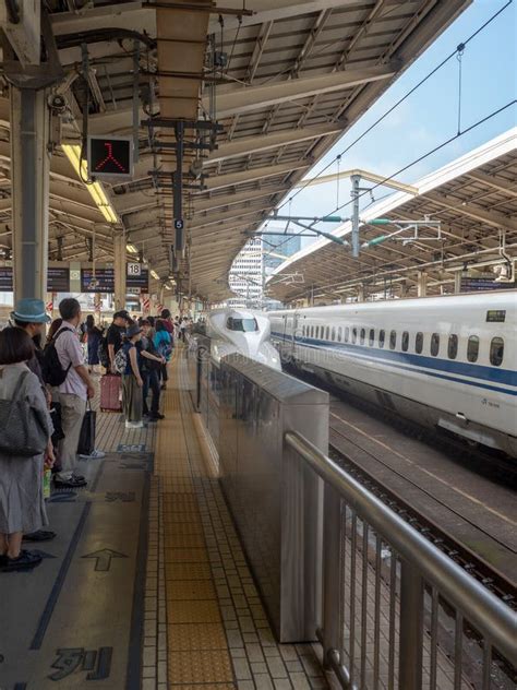 Tren De Bala De Shinkansen Que Llega En La Estaci N De Shin Osaka Jap