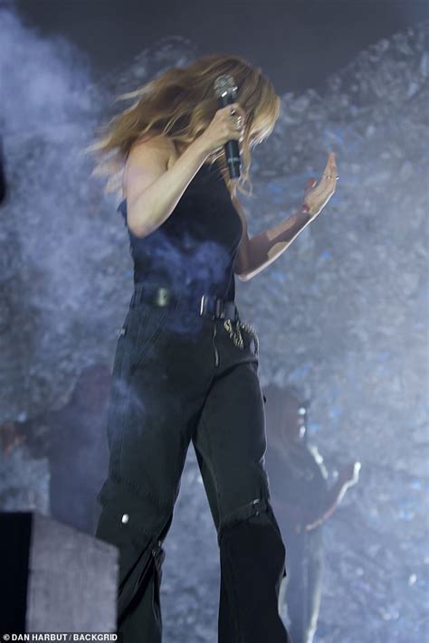 Ellie Goulding Screams After Special Effects Gaffe Sees Her Hit In The