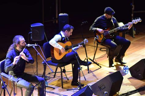 Lleno absoluto de solidaridad en el concierto de Raúl Olivar Clínica