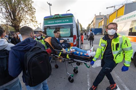 Auto a folle velocità travolge i tavolini di un bar quattro feriti