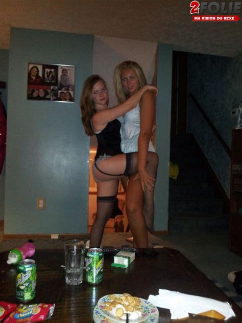 Une contributrice blonde vraiment sexy à voir Folie