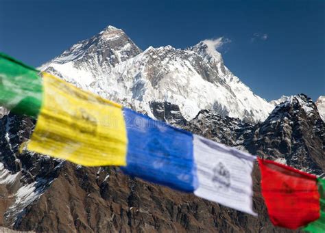 Vista Del Monte Everest Con Las Banderas Budistas Del Rezo Foto De