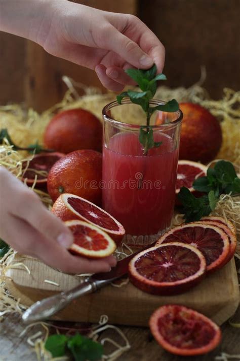 Jugo Fresco Jugo De Naranja Rojo Tarocco Foto De Archivo Imagen De