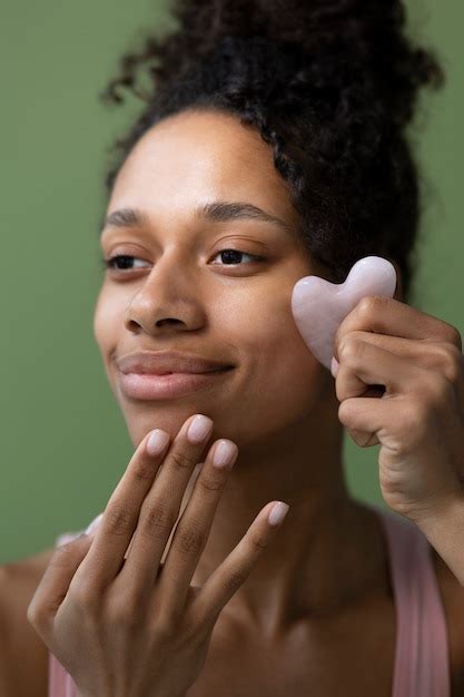 Donna Sorridente Con Il Colpo Medio Di Gua Sha Foto Gratis