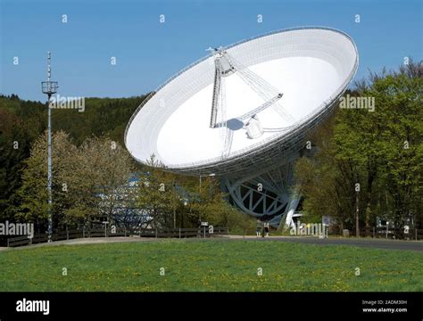 El Radiotelescopio Effelsberg El Telescopio De Metros Fue