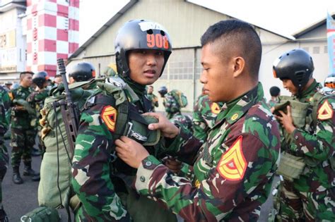 Terjun Kelima Para Dasar Karbol Membawa Senjata Akademi Angkatan Udara