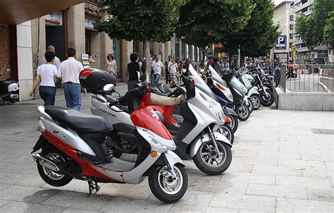 Cada Vez Son M S Las Multas Por Aparcar Mal La Moto En Las Aceras De Madrid