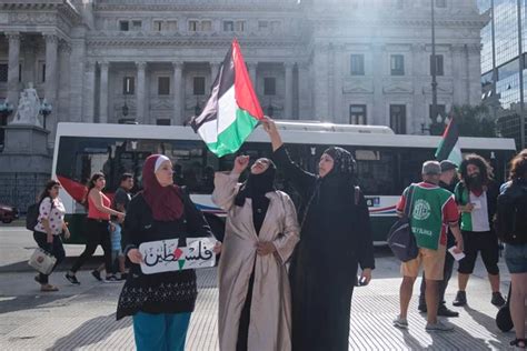 Buenos Aires Argentina 16 De Febrero De 2024 Mujeres Levantando Una Bandera Palestina