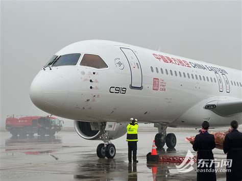 现场直击！航空界最高礼遇“水门”迎接，首架c919正式交付东航