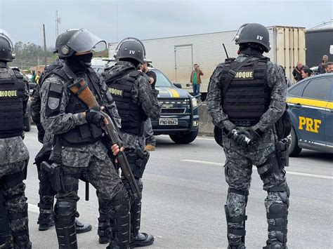 FOTOS Tropa de Choque da PM é enviada para desobstruir rodovias em SP