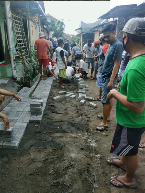 Seksi Lingkungan Kerja Bakti Pemasangan Paving Blok Do Padukuhan Pondok