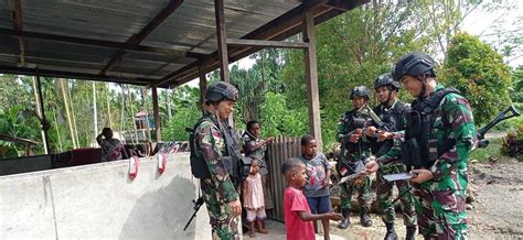 Peduli Generasi Muda Satgas Pamtas Yonif Rks Beri Anak Anak Papua