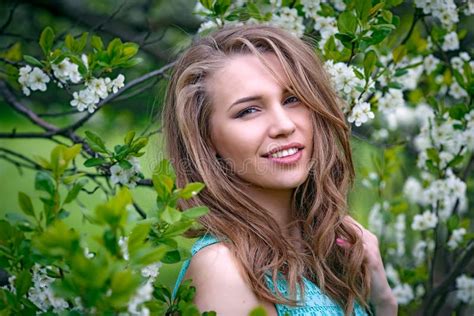 Portrait Dune Belle Fille Blonde En Couleurs Photo Stock Image Du