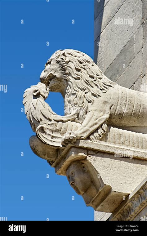 Medieval lion sculptures hi-res stock photography and images - Alamy