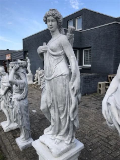 Grieks Beeld Van Artemis Godin Van De Jacht Vol Stenen Tuinbeeld