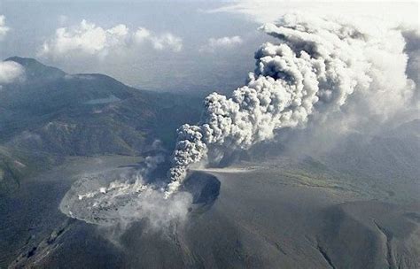 Japão eleva nível de alerta após vulcão entrar em erupção no sul do