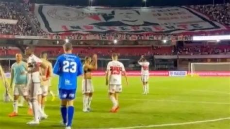 SPNet Torcida do São Paulo estende bandeira rosto de Rogério Ceni