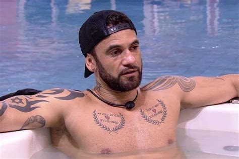 Ex BBB Hadson Nery expõe proposta inusitada de fã Cueca usada