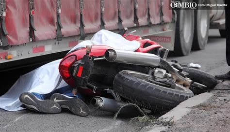 FOTOS Tráiler aplasta y mata a motociclista que rebasaba por derecha