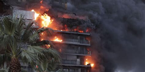 Inferno Di Fuoco A Valencia Rogo Divora Due Edifici 4 Morti E 20