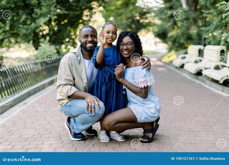 Sommarfamiljens Porträtt I Naturen Utomhus Vacker Ung Afrikansk