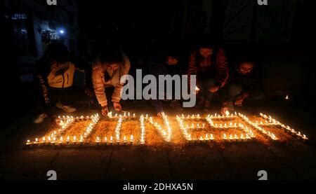 Los Devotos Hind Es Nepal Es Encienden L Mparas De Aceite En Memoria De