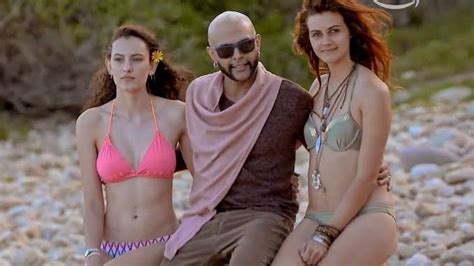 6 Hot Sexy Emily Mandelbaum Bikini Pics