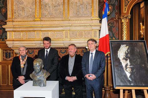 Un buste en bronze en l honneur de Maurice Genevoix à Orléans