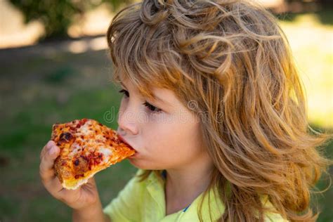 Niño Comiendo Un Trozo De Pizza Niño Come Una Rebanada De Pizza De