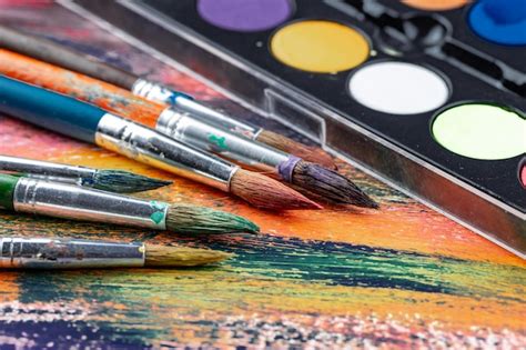 Tintas e pincéis diferentes | Foto Premium